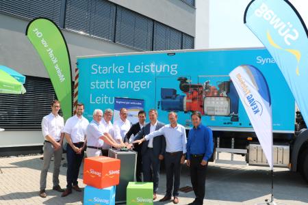 (von links): Guntram Naurath (Syna-Vertriebsmanager FTTx), Christian Weber (Syna-Kommunalbetreuer), Volker Mendel (Bürgermeister VG Puderbach), Michael Mahlert (1. Kreisbeigeordneter Neuwied), Dr. Markus Coenen (Vorstandsmitglied Süwag), Bernd Gowitzke (Geschäftsführer KEVAG Telekom), Stefan Dietz (Geschäftsführer KEVAG Telekom), Johannes Schardt (Süwag-Standortleiter)