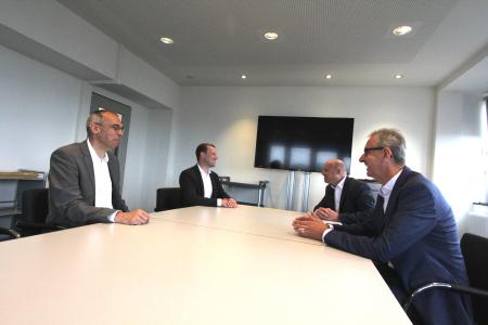 Corona bedingt distanziert, aber herzlich: Anregende Impulse und konkrete Verbindungen brachte der gedankliche Austausch zwischen der neu in Hamburg ansässigen beflex electronic (rechts: Andreas Klinger, vorne, und Jens Arnold) und der HIW Hamburger Invest Wirtschaftsförderung (Georg Seeck, vorne, und Christoph Kober) zutage