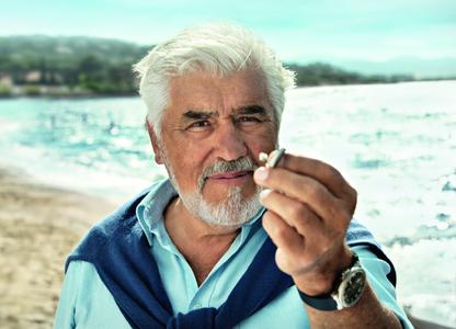 Mario Adorf mit Hörgerät