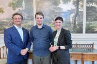 Ausgezeichnet: HSB-Student Erik Beste (Mitte) mit seinen beiden Betreuer:innen Katharina Riebe (rechts) und Prof. Dr. Armin Varmaz der Fakultät Wirtschaftswissenschaften an der HSB.