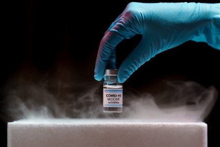 Vakuumtechnik von Busch sorgt für die Aufrechterhaltung der Kühlkette beim Transport des Corona-Impfstoffes / Foto: © marchsirawit - stock.adobe.com