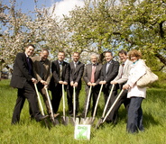 Bester Laune beim Spatenstich: Sven Grundler (Volksbank), Roland Appl, Dieter Schenk (beide ZinCo), Rainer Walser (Walser Holzbau GmbH), Oberbürgermeister Otmar Heirich, Ulrich Schäfer, Frank Stribel (beide ZinCo) sowie Wirtschaftsfördererin Frau Monika Lauer. 