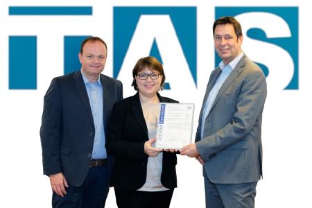 Übergabe des Zertifikates nach DIN EN 9001:2015. Von links nach rechts: Qualitätsmanager der TAS Herbert Nolten, Auditorin der VdS Schadenverhütung GmbH Katja Kern, Geschäftsführer der TAS Frank Lisges