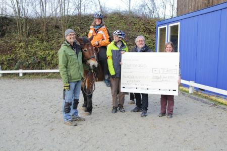 Stefanie Jost (r.), selbst ehrenamtlich beim Therapeutischen Reiten engagiert, übergibt den Scheck an Jeremias Schuler, Leiter des Psychologisch-Pädagogischen Fachdienstes beim Würzburger Blindeninstitut (2.v.r.)