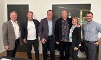 Nach dem erfolgreichen Notartermin: v.l.n.r.: Markus Pott (Geschäftsführer MPI Unternehmensvermittlung GmbH & Co. KG), Martin Kiene (CEO Vamea Group AG), Mathias Welteroth (COO Vamea Group AG), Thomas & Martina Puppe (Geschäftsführung Puppe-GmbH), Adrian Gullickson (M&A Projektmanagement Vamea Group AG) Nach dem erfolgreichen Notartermin: v.l.n.r.: Markus Pott (Geschäftsführer MPI Unternehmensvermittlung GmbH & Co. KG), Martin Kiene (CEO Vamea Group AG), Mathias Welteroth (COO Vamea Group AG), Thomas & Martina Puppe (Geschäftsführung Puppe-GmbH), Adrian Gullickson (M&A Projektmanagement Vamea Group AG)