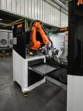 Smart Automation, die smarte und schlanke Beladezelle von AMF mit sehr wenig Platzbedarf, wird an Maschinen beigestellt und schafft mehr Produktivität bis hin zu einer mannlosen Schicht.