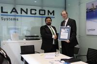 Manuel Urbanek (links), Geschäftsführer von Loop21, und Ralf Koenzen, Geschäftsführer von Lancom Systems, schließen Kooperationsvertrag LANstrategy auf der CeBIT 2013