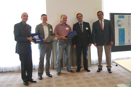 Die Preisträger Uwe Knöchel und Andy Heinig von der Fraunhofer Gesellschaft IIS/EAS mit dem Laudator Günter Kornmann, Prof. Dr. Wolfgang Rosenstiel und Dr.-Ing. Jürgen Haase, Vorstandsmitglieder im edacentrum