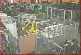 Roboterstation mit Schutzeinhausung und 2 Entnahmegestellen mit teilespezifischen Paletten zum Beladen einer Heller MC 16