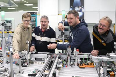 Haben viel Zeit investiert, um ihren Schülern realitätsnahe Einblicke in Produktionsprozesse zu ermöglichen: Gregor Kompa, Andreas Greck, Christian Schick und Martin Retzbach von der Elektronikschule in Tettnang.