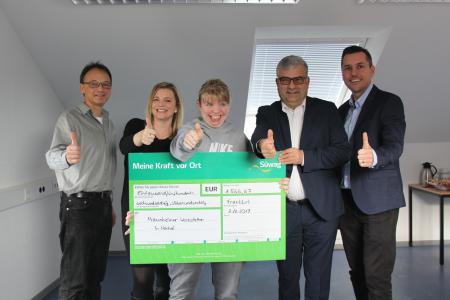 (von links): Roland Nitzler, Nadine Klug, Vanessa Klug, Andreas Haus und Michael Dönges bei der Spendenscheckübergabe bei den Praunheimer Werkstätten in Höchst