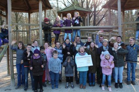 Adelheid Ackermann (rechts mit Schal) leitet die Schule Haus Freudenberg. Mit einigen ihrer Schüler freut sie sich über die Spende von trans-o-flex