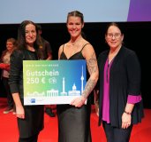 (von links): IHK-Hauptgeschäftsführerin Elke Döring, Landes- und Bundesbeste Sarah Nolle (Sport- und Fitnesskauffrau in Massenbachhausen), die einen Zuschuss für die Fahrt nach Berlin zur Bundesbestenehrung erhielt, sowie IHK-Präsidentin Kirsten Hirschmann