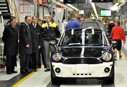 Lord Mandelson at MINI Plant Oxford, with (left to right) Ian Robertson, member of the Board of Management of BMW AG, responsible for Sales and Marketing, Andrew Smith MP, and the plant’s managing director, Dr Jürgen Hedrich (10/2010)