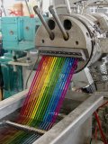 Farbiger Extrusionsprozess im SKZ. (Foto: SKZ)