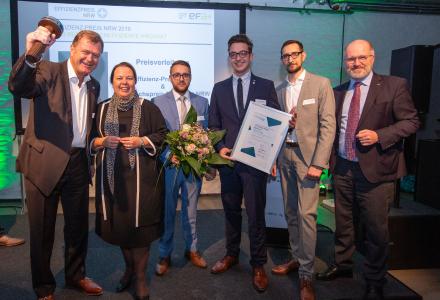 NRW-Umweltministerin Ursula Heinen-Esser zeichnete die die Kueppers Solutions GmbH mit dem Effizienz-Preis NRW 2019 in Köln aus. Dr. Peter Jahns, Leiter der EFA (1.v.r.), gratulierte. Foto: EFA