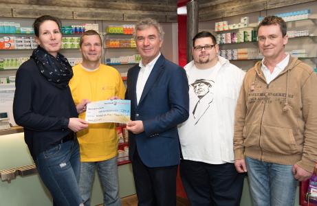 Scheckübergabe Benefizz for Kidz, v.l.n.r. Andrea Pardun, André Meutele (Känguruh e.V.,) Jürgen Bummert (Neuland Apotheken), Marco Helwig, Torsten Steinmann (Benefizz for Kidz)