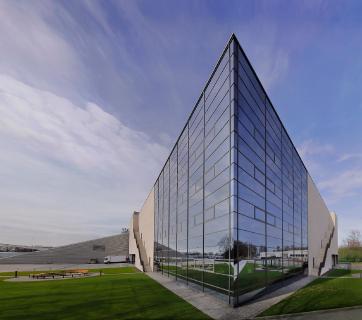 Die Fassade aus Glas und Klinker spiegelt die innenliegende Nutzung wieder; Foto ©Espendiller+Gnegel Designer