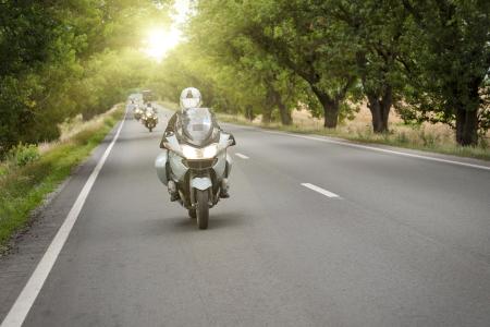 Motorradfahren in der Kolonne (Foto: Jaggat Rashidi/Shutterstock)