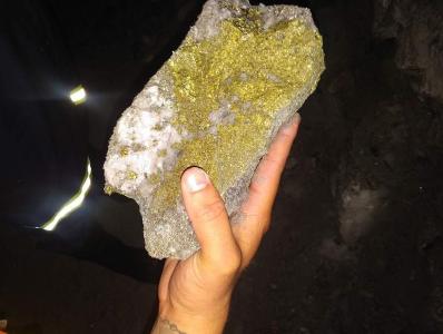 Stein mit Mineralien durchsetzt