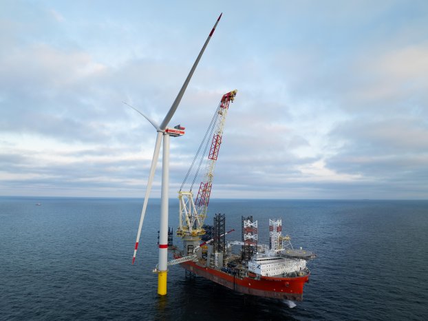 EnBW_HeDreiht_FirstTurbine_Quelle EnBW_Weltenangler.jpg