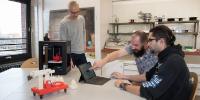 Bernd Fleischer, leitender Lehrer der Fachschule Maschinenbautechnik, legt Wert auf praxisnahe Ausbildung: mit Solidworks konstruiert und simuliert, mit 3D Druck entsteht anschließend das Funktionsmuster Bernd Fleischer, leitender Lehrer der Fachschule Maschinenbautechnik, legt Wert auf praxisnahe Ausbildung: mit Solidworks konstruiert und simuliert, mit 3D Druck entsteht anschließend das Funktionsmuster