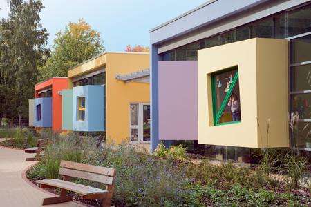 Eine differenzierte, fröhliche Fassadenfarbgebung, kombiniert mit Formen aus dem Baukastensystem, macht aus dem Neubau der Kindertagesstätte „Sonnenschein“ in Leinefelde schon äußerlich einen reizvollen, kindgerechten Ort der Betreuung.