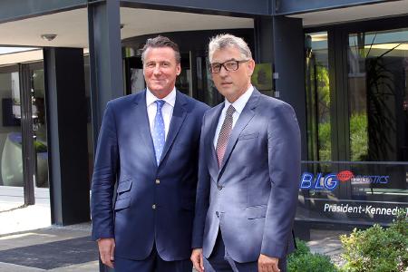 Nach der Vertragsunterzeichnung in Bremen: (v. l.) Christian Marnetté, Geschäftsführer Spedition BLG LOGISTICS, und Alexander Opszalski, der bisherige geschäftsführende Gesellschafter der FORTRAGROUP