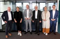 Offener und konstruktiver Austausch bei CONET: v.l.n.r. Rainer Heßler (Leiter Vertrieb Public CONET-Gruppe), Mona Neubaur (Ministerin für Wirtschaft, Industrie, Klimaschutz und Energie des Landes Nordrhein-Westfalen), Martin Wibbe (CEO CONET Technologies Holding GmbH), Hermann Wilhelmer (Senior Account Manager Public NRW CONET-Gruppe), Anna Haas (Leiterin des Ministerinbüros von Ministerin Mona Neubaur), Benedikt Knust (Referent Cybersecurity im Ministerium für Wirtschaft, Industrie, Klimaschutz