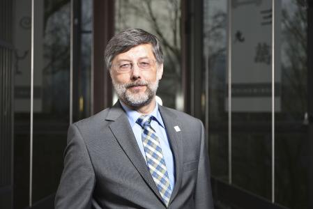 “Mit neuronalen Netzwerken und machine learning kombinieren wir Transkriptions- und Übersetzungs-Technologien.“ Dr. Siegfried Kunzmann, Leiter F+E, EML / Foto: EML
