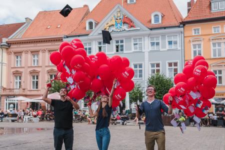 Sie haben gemeinsam die Marke 10.000 Abschlüsse geknackt: Daniel Marcel Ginesta Roque (v. l.), Magdalena Kenter und Michael Jesernitzki.