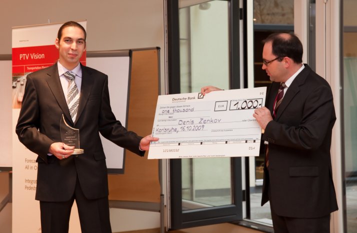 Denis Zenkov (links) erhält den zweiten Preis des PTV Scientific Award von Dr. Peter Vortis.jpg