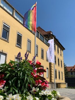 Regenbogenflagge_vor_dem_Universitaetsklinikum.jpg