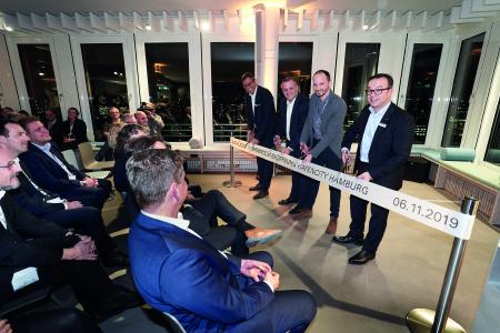 röffnung des Schüco Showroom Hamburg: (v. l.) Hans Seel, Leiter des Systemgeschäfts Metallbau Deutschland von Schüco, Andreas Engelhardt, persönlich haftender Gesellschafter von Schüco, Philipp Römer, Gesellschafter der Otto Fuchs Gruppe, und Marius Seppmann, Schüco Vertriebsleiter Metallbau Nord. Bild: Schüco International KG