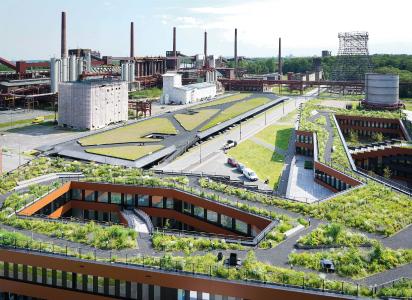 Ein neues Parkhaus und der Verwaltungsneubau der RAG-Stiftung und RAG AG auf dem Gelände der Zeche Zollverein in Essen schaffen eine Schnittstelle von Kultur- und Naturlandschaft