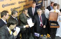 José Avila, Mitglied des Vorstands von Continental und Leiter der Division Powertrain (2. v. r.) präsentiert den traditionellen Brief zur Grundsteinlegung in Kaluga/Russland zusammen mit Wolfgang Breuer, Leiter der Business Unit Engine Systems (3. v.r.), Siegfried Wolf, Mitglied des Aufsichtsrats von Continental (Mitte), Anatoly Artamonov, Gouverneur der Region Kaluga (3. v. l) und Christian Kögl, Leiter Automotive und Powertrain Continental Russland