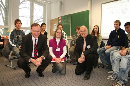 Oberbürgermeister Stephan Weil (vorne links) mit Almut Gehlhar, Leiterin der Franz-Mersi-Schule(vorne Mitte),und Ulrich Hübner, Leiter der Hartwig-Claußen-Schule(vorne rechts),mit hörgeschädigten Schülerinnen und Schülern der achten Klasse