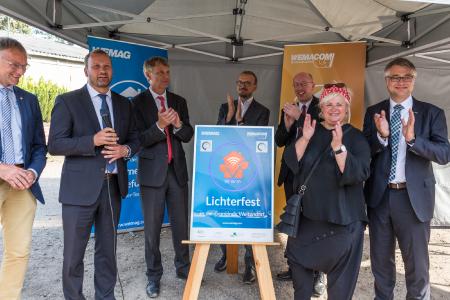 Die WEMACOM-Geschäftsführer Volker Buck, Martin Retzlaff und Torsten Speth nehmen gemeinsam mit Landrat Stefan Sternberg, Digitalminister Christian Pegel, Bürgermeisterin Andrea Sielaff sowie WEMAG-Vorstand Thomas Murche (v.l.n.r.) das Glasfasernetz in der Gemeinde Weitendorf in Betrieb. Foto: WEMAG/Rudolph-Kramer