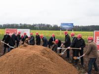 Gemeinsam Großes schaffen: Spatenstich in Wiebelbach am 27. April 2017 für das Kurtz Ersa-Zentrallager – unter anderem mit CEO Rainer Kurtz und Kreuzwertheims Bürgermeister Klaus Thoma
