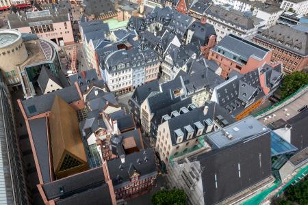 Eng stehen die Häuser in der neuen Altstadt Frankfurts zusammen. Da ist kein Platz für Gärten oder gar Grünflächen übrig - aber so sah es auch vor der Bombardierung der Innenstadt im Jahr 1944 aus. Links im Bild ist die Rotunde der Kunsthalle Schirn zu erkennen, die 1986 eröffnet wurde – und somit älter als die neue Mitte Frankfurts ist / Foto: Caparol Farben Lacke Bautenschutz/Claus Graubner