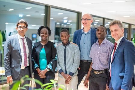 von links nach rechts: Arshad Rab, EOSD, Particia Ojangole, UDB, Dr. Stefan Tröster, Fraunhofer ICT, Dr. Frank Mentrup, OB Karlsruhe, Studenten aus Kampala: Martin Mugisha, Bakisuula Dalton