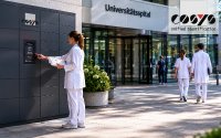 Digitale Übergaben schaffen transparente Transportprozesse zwischen Stationen, Laboren und Versorgungseinheiten im Universitätsspital.