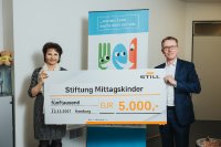 Freute sich über die Spende: Susann Grünwald, Vorsitzende des Stiftungsvorstandes der Stiftung Mittagskinder, nahm symbolisch den Scheck über 5.000 Euro von Frank Müller, SVP Brand Management / Sales & Service Steering STILL EMEA, entgegen. Foto: STILL GmbH