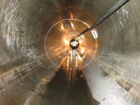 Der Roboter verlegt an der Rohrwandung sogenannte Innenbriden, die zur Aufnahme der FAST-Leerrohre dienen. Der Roboter verlegt an der Rohrwandung sogenannte Innenbriden, die zur Aufnahme der FAST-Leerrohre dienen.