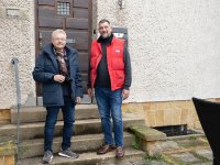 Ortstermin mit dem Gutachter: Am 25. Oktober 2023 nahm der Gutachter Dr. Geerd Dahms (links) gemeinsam mit Robert Hase von der FIM Gruppe das Haus Am Laibach 30 in Halle in Augenschein. Für den seit 1999 als Denkmalgutachter tätigen Experten ist eindeutig, dass das aus dem Jahr 1939 stammende Gebäude nicht denkmalschutzwürdig ist. / Foto: Britta Kamlage / FIM Finanz- und Immobilienmanagement GmbH, Bissendorf Ortstermin mit dem Gutachter: Am 25. Oktober 2023 nahm der Gutachter Dr. Geerd Dahms (links) gemeinsam mit Robert Hase von der FIM Gruppe das Haus Am Laibach 30 in Halle in Augenschein. Für den seit 1999 als Denkmalgutachter tätigen Experten ist eindeutig, dass das aus dem Jahr 1939 stammende Gebäude nicht denkmalschutzwürdig ist. / Foto: Britta Kamlage / FIM Finanz- und Immobilienmanagement GmbH, Bissendorf