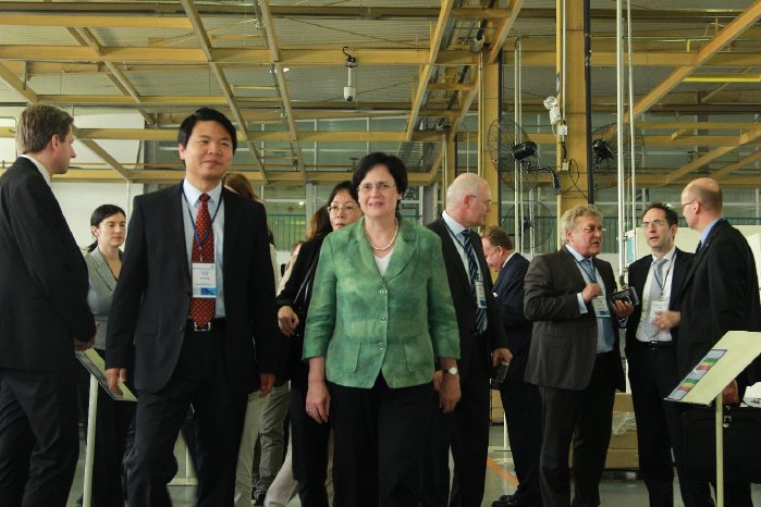 Wang Hong (Geschäftsführer von Mitec-Jebsen) zeigt Ministerpräsidentin Christine Lieberknec.JPG
