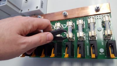 Weidmüller Photovoltaik-Lösungen: Die Generatoranschluss¬kästen PV SMART sind bis ins kleines Detail perfekt konstruiert, beispielsweise las¬sen sich die Sicherungen unkompliziert herausnehmen
