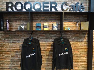 Messestand als Concept Store: Omnichannel-Anbieter ROQQIO zeigt auf der EuroShop Click & Collect mit Hoodies und Trinkflaschen