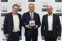 Robin Huth (li.) und Andreas Hankel (re.) von der Masterflex Group mit TOP 100-Mentor Christian Wulff.