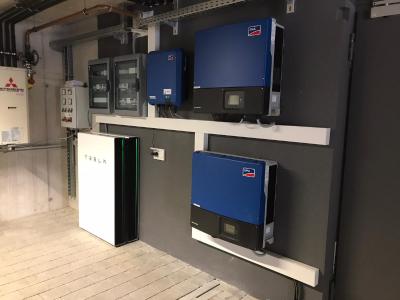 Zwei montierte Tesla Speicher bei einer großen Industrie Photovoltaik-Anlage © iKratos